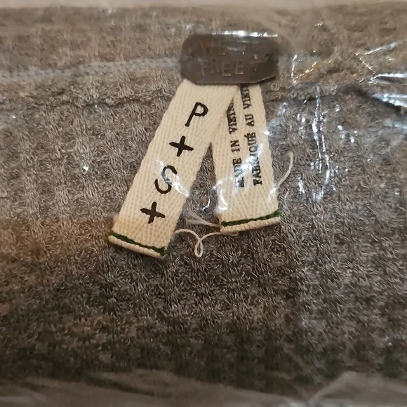 Free People Laguna Tee V Neck LS Thumbhole Cuffs Thermal Drapey Grey Small NWT - Picture 5 of 11